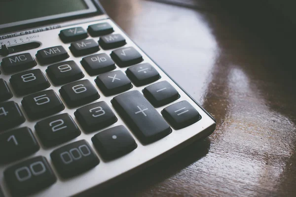 Büyük bir hesap makinesi fotoğrafı.