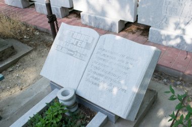 Parlak güneşli bir mezarlığın fotoğraf.