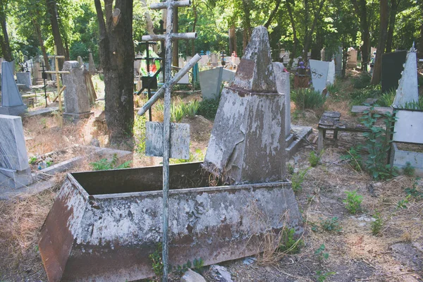 Foto des Friedhofs an einem sonnigen Tag. — Stockfoto