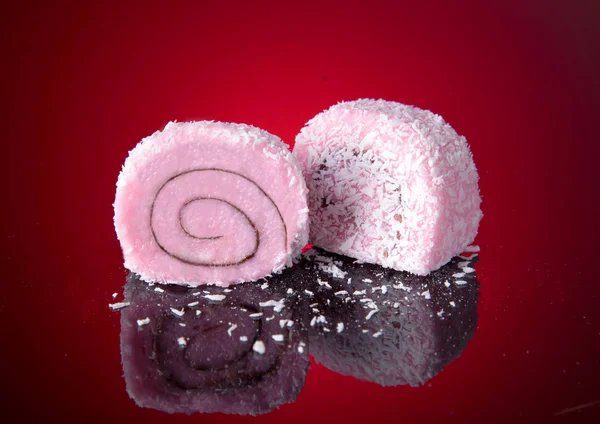 Bonbons à la confiture avec garniture et sucre en poudre sur fond rouge . — Photo
