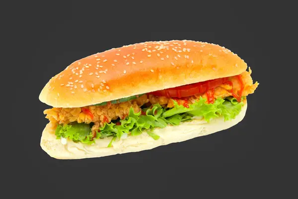 Hamburger a csirke nuggets, a gyógynövények, a paradicsom, egy zsemle. — Stock Fotó