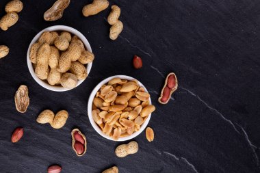 Siyah taş arka planda kurumuş fıstık.