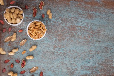 Ahşap arka planda kurumuş fıstık.