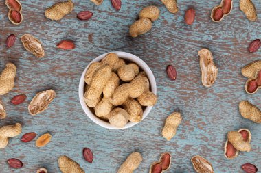 Ahşap arka planda kurumuş fıstık.