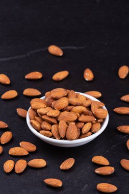 Siyah taş zemin üzerinde kurumuş badem