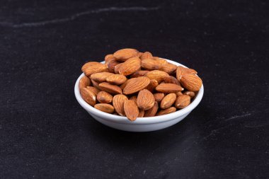 Siyah taş zemin üzerinde kurumuş badem