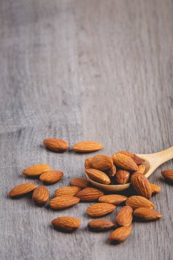 Tahta kaşıklı bademler.
