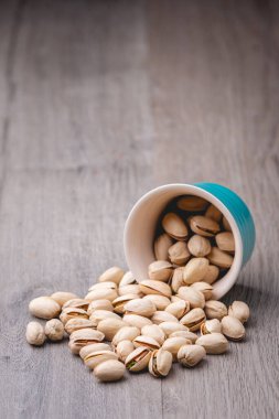 Ahşap masada fıstıklı