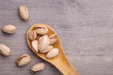 Tahta masada kaşıkla fıstıklı