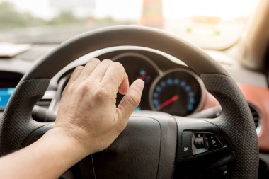 Trafik sıkışıklığı arasında bipleyen araba sürücüsü