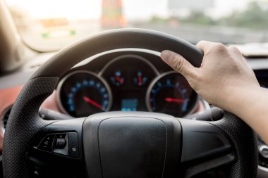 Her zaman hareket halinde. Direksiyondaki ellerin yakın çekimi