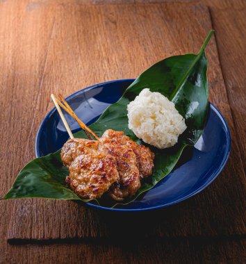 Izgara domuz eti, pilav ve Tayland sokak yemeği.