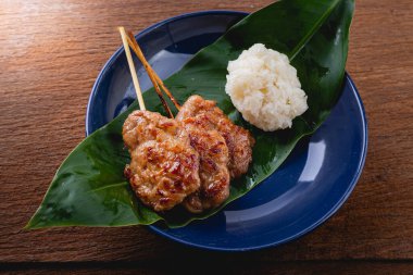 Izgara domuz eti, pilav ve Tayland sokak yemeği.