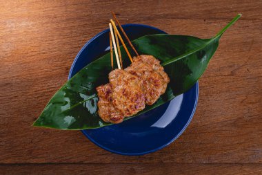 Izgara domuz eti, tatlı sos, Tayland sokak yemekleri.