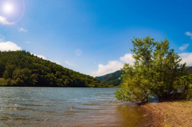 Göl dağlarda kaybolmuştur. Sahalin.