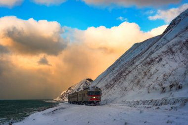 Kış tren Sakhalin Güney sahili üzerinde.