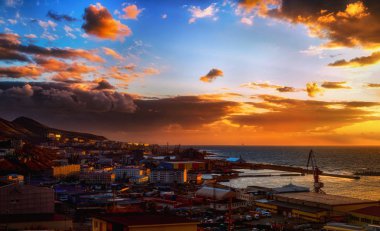 Güney Batı Sahili Sakhalin Adası. Denizin kenarında şehir. Kholmsk.