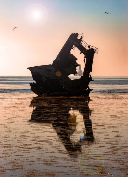 The wreckage of the ship on the background of an oil platform in — Stock Photo, Image