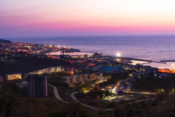 Sakhalin. Vista superior de la ciudad nocturna de Kholmsk . — Foto de Stock