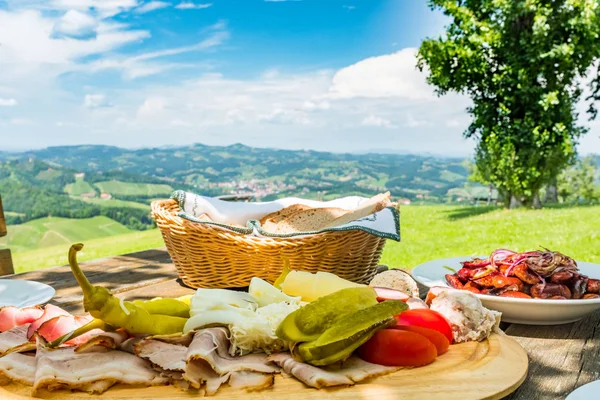 Brettljause 샐러드와 테이블에 파노라마 Styrian 루트를 — 스톡 사진