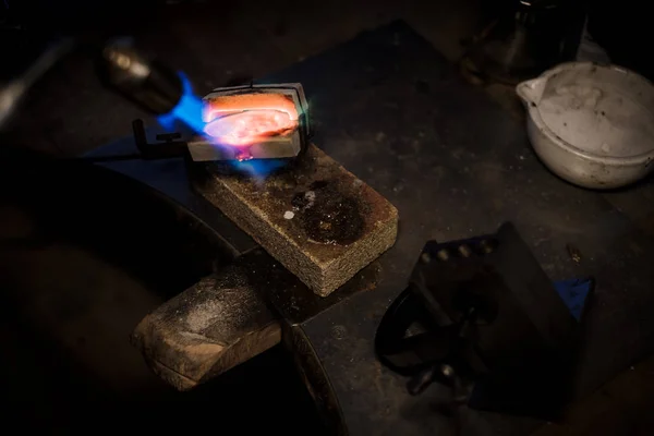 Jeweler Melts Flame Silver Gold Old Workbench Jewelers Workshop — Stock Photo, Image
