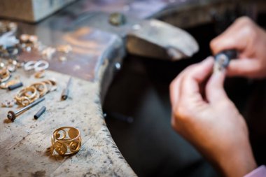 İçinde belgili tanımlık geçmiş bir yüzüğü parlatma süre kuyumcu eski tezgah üzerinde altın yüzük