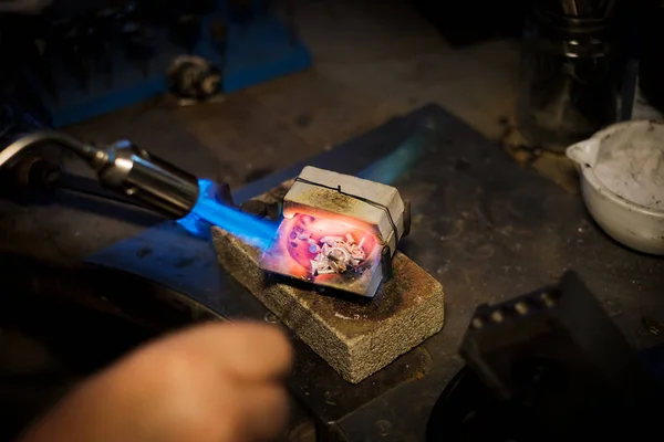 Jeweler Melts Flame Silver Gold Old Workbench Jewelers Workshop — Stock Photo, Image