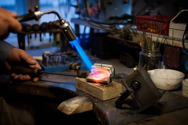 Jeweler Melts Flame Silver Gold Old Workbench Jewelers Workshop — Stock Photo, Image