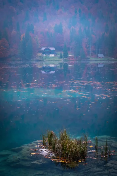 Lago Laghi Fusine Con Hermosas Reflexiones Una Noche Lluviosa Cerca — Foto de Stock