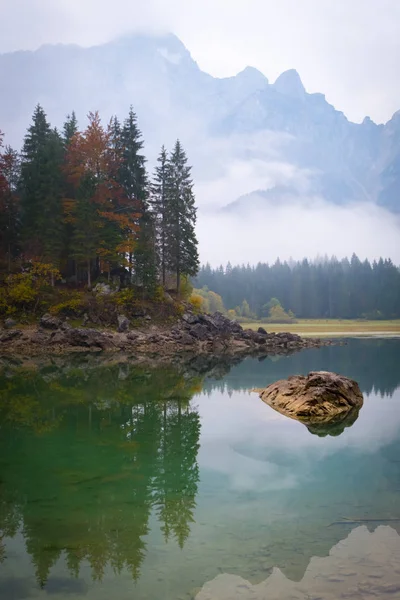 Vista Sobre Lago Laghi Fusine Uma Manhã Nebulosa Com Algumas — Fotografia de Stock