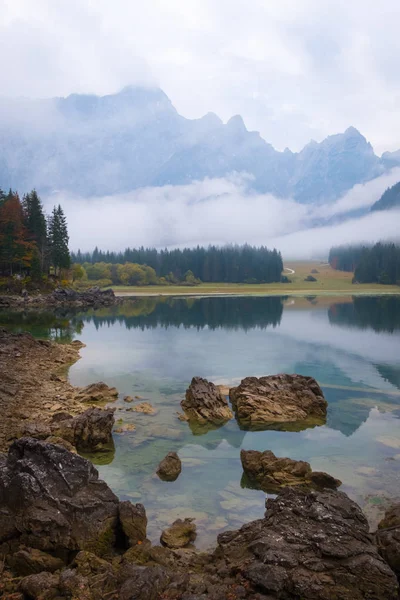 Vista Sobre Lago Laghi Fusine Uma Manhã Nebulosa Com Algumas — Fotografia de Stock