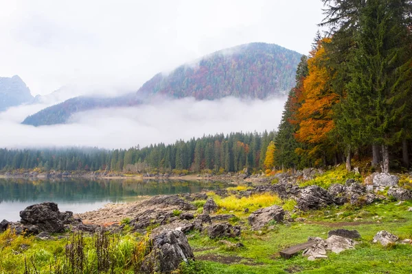 在一个雾蒙蒙的早晨 在意大利 Tarvisio 附近的海滩和山脉 Mangart 可以看到 Laghi Fusine 湖的景色 — 图库照片