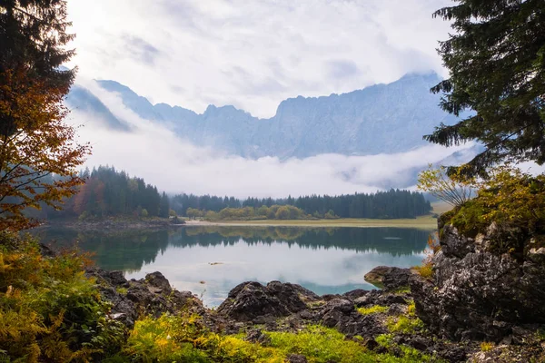 Vista Sobre Lago Laghi Fusine Uma Manhã Nebulosa Com Algumas — Fotografia de Stock