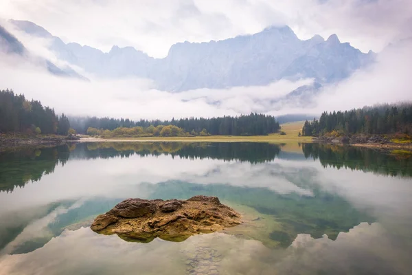 Vista Sobre Lago Laghi Fusine Uma Manhã Nebulosa Com Algumas — Fotografia de Stock