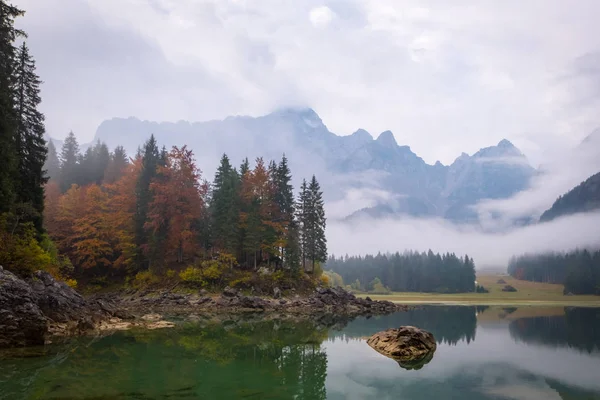 Vista Sobre Lago Laghi Fusine Uma Manhã Nebulosa Com Algumas — Fotografia de Stock