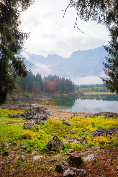 Vista Sobre Lago Laghi Fusine Uma Manhã Nebulosa Com Algumas — Fotografia de Stock