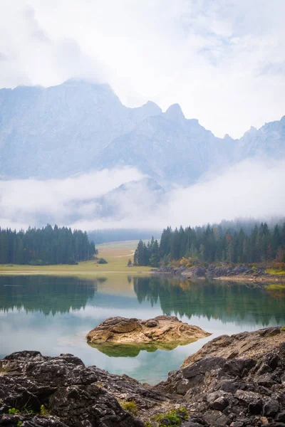 在一个雾蒙蒙的早晨 在意大利 Tarvisio 附近的海滩和山脉 Mangart 可以看到 Laghi Fusine 湖的景色 — 图库照片