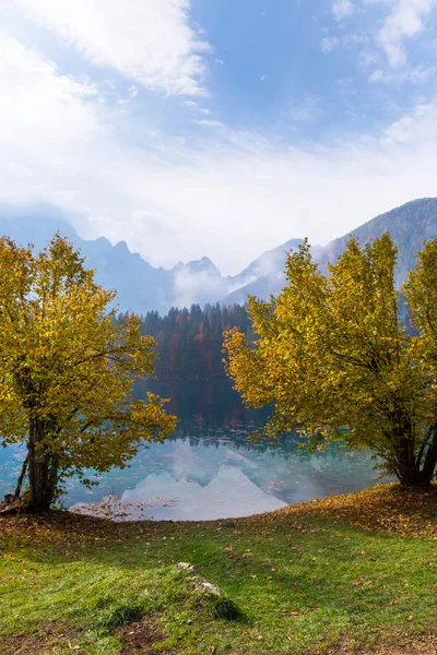 Vista Sobre Lago Laghi Fusine Cordillera Mangart Cerca Tarvisio Italia — Foto de Stock