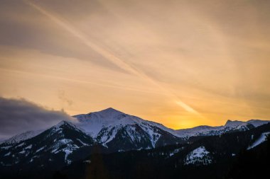 Styria, Europe soğuk bir winterday Bruderkogel, Steinermandl ve Schafgupf karlı dağları üzerinden günbatımı için küçük köyden Hohentauern göster