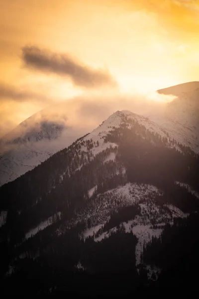 Blick Vom Kleinen Dorf Hohentauern Zum Sonnenuntergang Über Verschneite Berge — Stockfoto