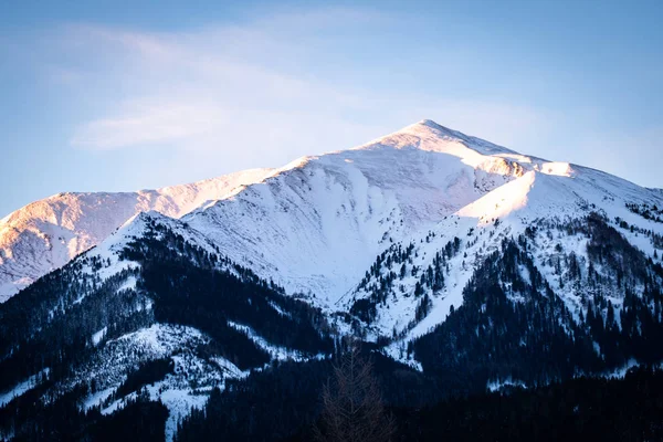 Blick Vom Kleinen Dorf Hohentauern Zum Sonnenuntergang Über Verschneite Berge — Stockfoto