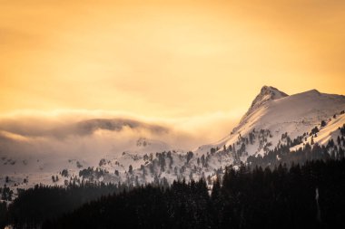 Karlı dağları Lackneralm ve Schuettnerkogel Styria, Europe soğuk bir winterday üzerinden günbatımı için küçük köyden Hohentauern göster