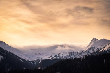 Karlı dağları Lackneralm ve Schuettnerkogel Styria, Europe soğuk bir winterday üzerinden günbatımı için küçük köyden Hohentauern göster