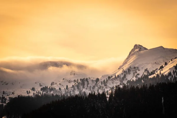 Blick Vom Kleinen Dorf Hohentauern Zum Sonnenuntergang Über Verschneite Berge — Stockfoto
