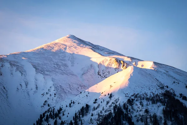 Blick Vom Kleinen Dorf Hohentauern Zum Sonnenuntergang Über Verschneite Berge — Stockfoto