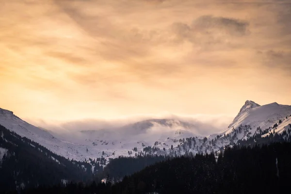 在欧洲施蒂里亚寒冷的冬日 Hohentauern 小村庄到雪山上的日落美景 — 图库照片