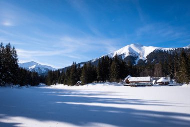 Styria, Avusturya için güneşli kış günü tatil Hohentauern Pfahlbaudorf yakın donmuş göl Weberteich kar kaplı