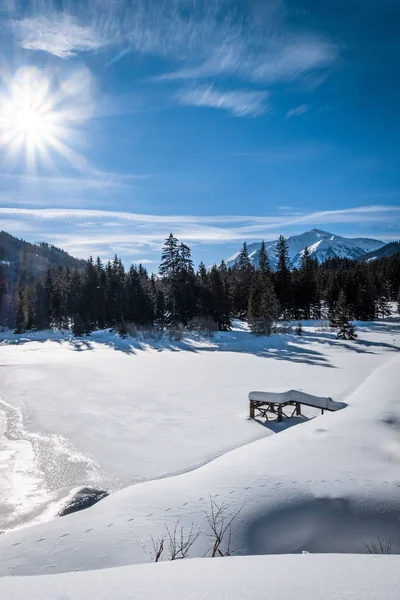 Lago Helado Cubierto Nieve Con Pequeño Muelle Embarcadero Complejo Turístico — Foto de Stock