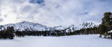 Panoramik kar tatil beldesi Hohentauern dağlara Grosser Hengst, Grosser Boesenstein ve Hauseck Scheibelalm kışın kapalı.