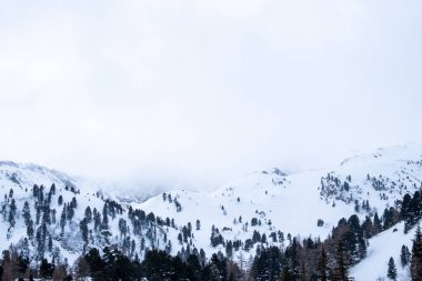 Panoramik Scheibelalm tatil beldesi Hohentauern üzerinden Ennstaler Alps için dağlarda Reichenstein, Hochtor ve Grosser Oedstein kış